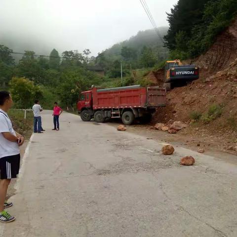 7月1日城灵路、铁厂，庙坡路段填修坑槽