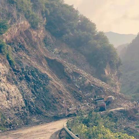 周六周末两天安保科主要对爆破点存在的隐患进行了逐一排查。同行人员:何常贤和项目部安全部长李建斌。