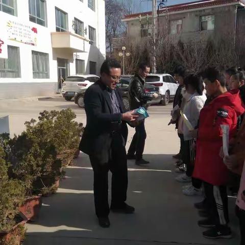 稍峪乡九年制学校多部门联动进校园 开展宪法、安全知识宣讲活动（副本）