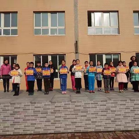 富邦小学举行“拼音小状元”、“书香少年”颁奖仪式