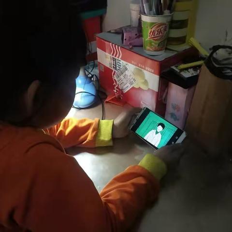 哈林中心小学四年级一班学生观看《预防网络诈骗》的活动