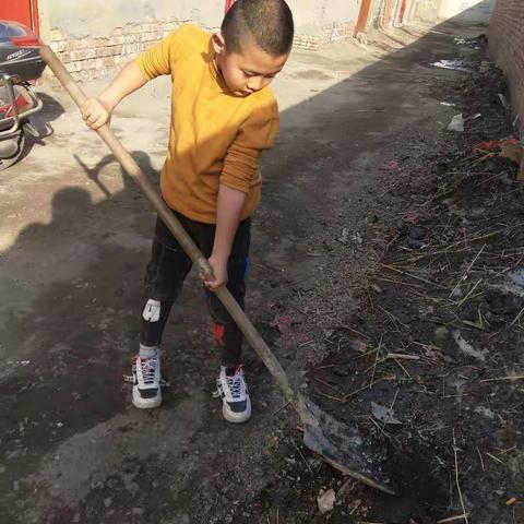 哈林格尔中心小学  四年级一班   学雷锋，争做新时代好少年主题中，看我最棒。