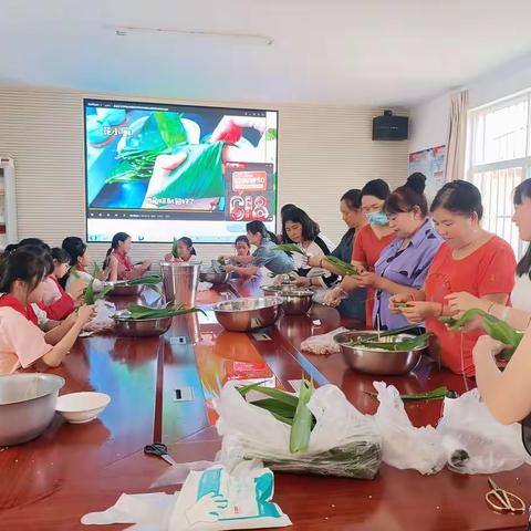 “仲夏繁景·粽享美好”——赵桅社区党群服务中心开展浓情端午包粽子活动