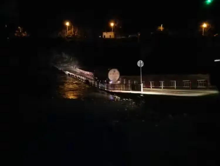 晚上八点，河水完全退出桥面，浩浩荡荡的车队才鱼贯过桥。