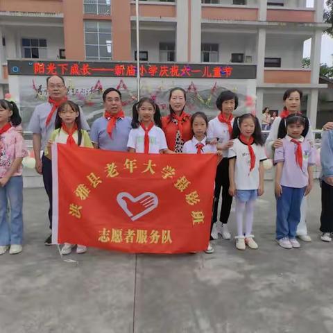 在爱的路上——老年大学摄影班“大手牵小手”