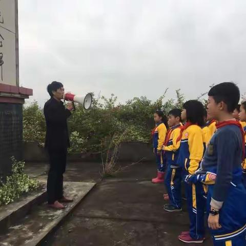 “缅怀革命先烈，争做当代好少年”——怀忠中心小学清明扫墓活动报道