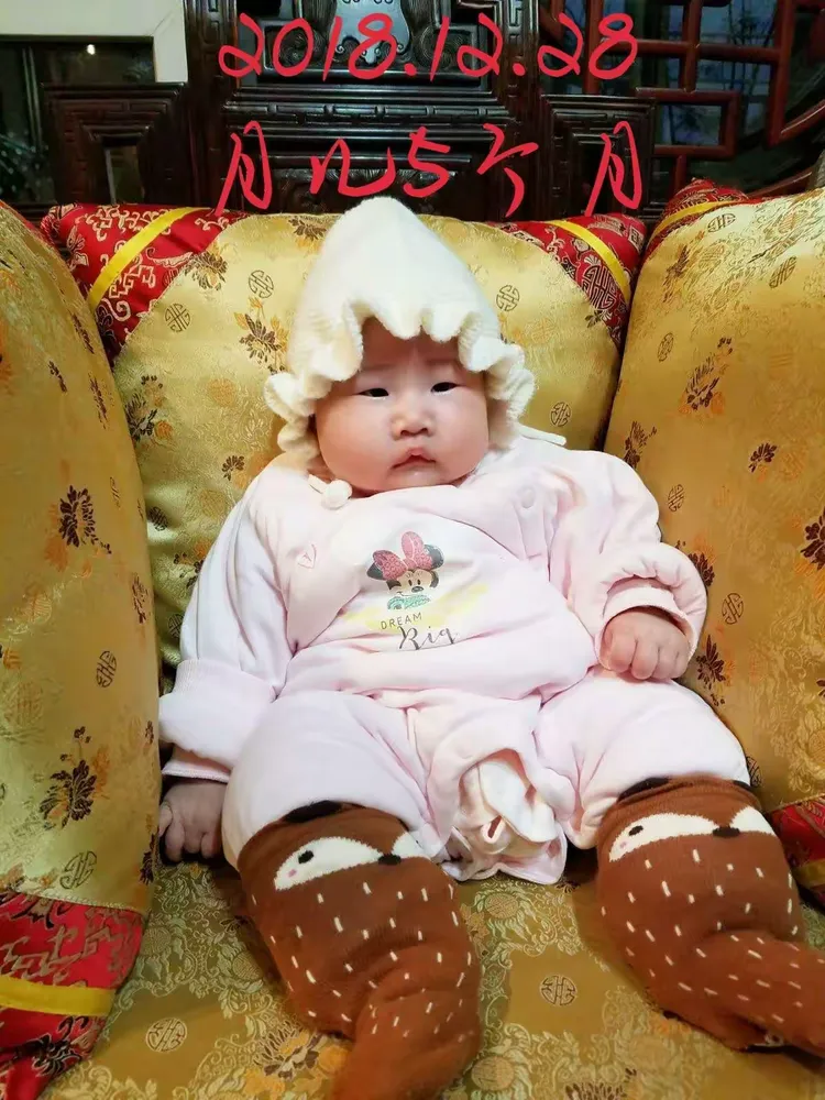 健康快乐的周岁小月儿