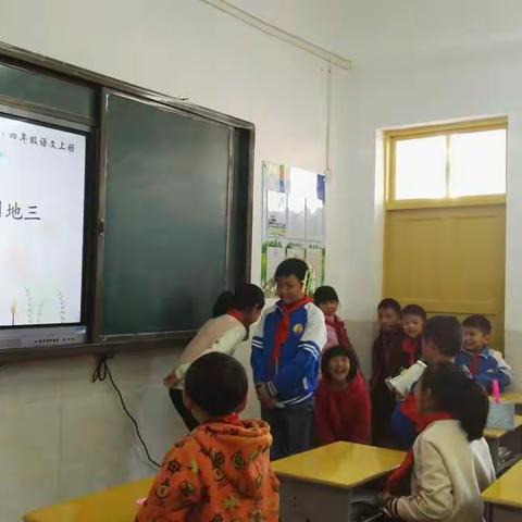 孩子们表演童话故事