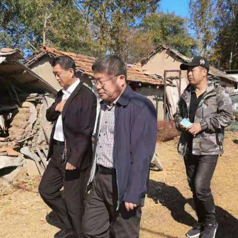 市政协主席深入软弱涣散村指导工作