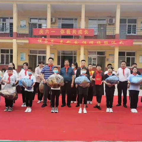 情系家乡教育，捐赠爱心校服