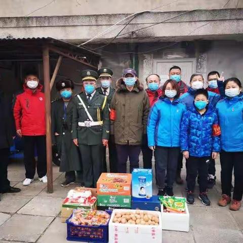 颐和园社区居民志愿者慰问坚守一线防控疫情的保安员