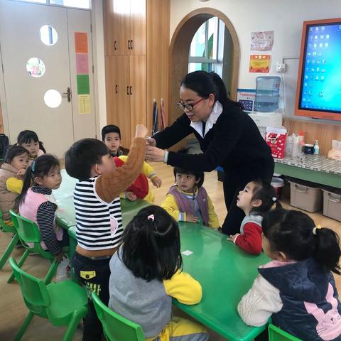 中一班科学小实验：油水分合