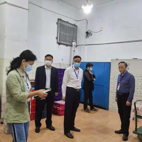 十堰分行党委书记、行长何志宝，高级经理张祖建到市分行现金运营中心开展“十一"节前突击查库。