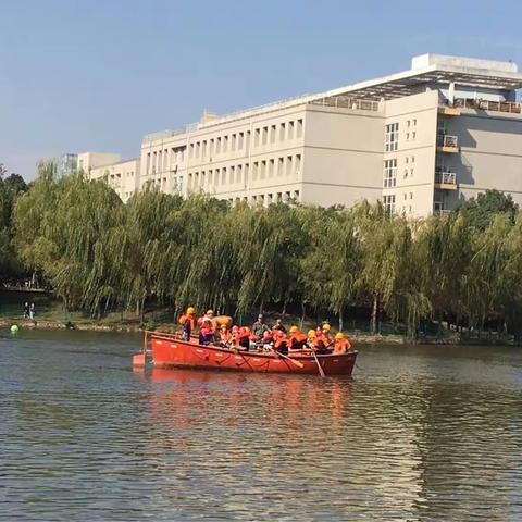 《让我们荡起双桨……》