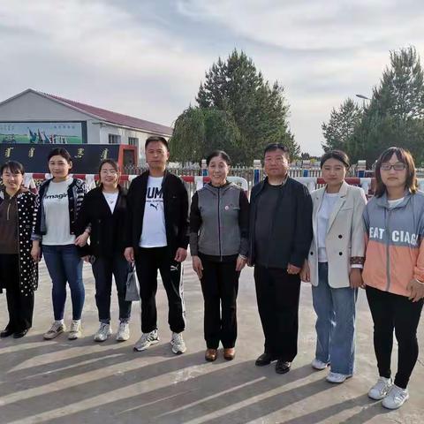 实习生导师白图雅老师到花胡硕苏木看望支教实习生