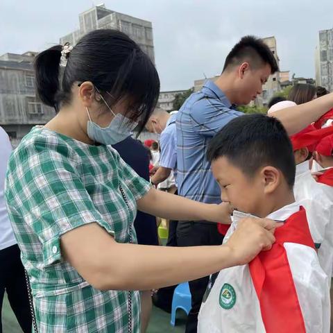 为庆中国建党百年华诞，欢庆“六一”，玉林市玉州区东环小学一年级举行首批少先队员入队仪式