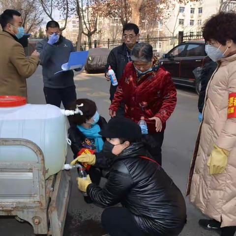 长兴街道西王社区居委会免费向居民发放消毒液。同舟共济，科学防治。