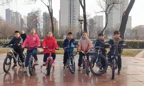 许昌市毓秀路小学一年级四班雏鹰假日小队活动——骑聚清潩河畔，齐瞻美好未来。