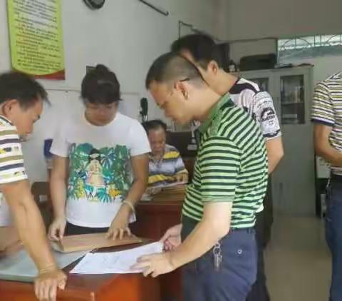 国庆节统计局领导班子情系贫困户。