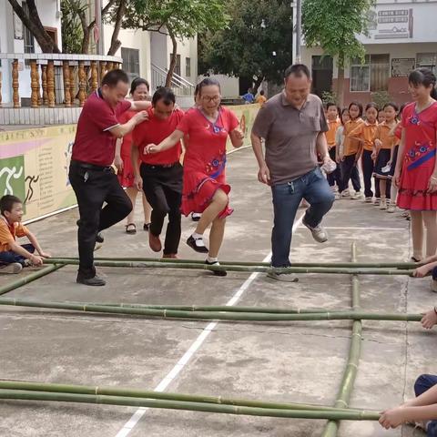 师生同台跳和唱，快乐尽在三月三--万龙小学“壮族三月三”活动