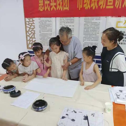中华街道南门里社区党支部开展“喜迎二十大  翰墨妙生花”书法活动