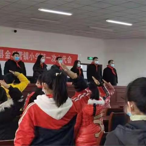 高举队旗跟党走 奋起逐梦新时代