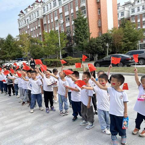 艺树七里幼儿园“赏千里江山，庆盛世华诞”幼儿手绘长卷活动