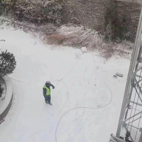 风雪中的移动人