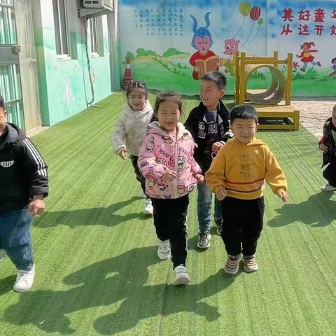 把快乐留给孩子，杨尧京幼儿园学前教育宣传月活动