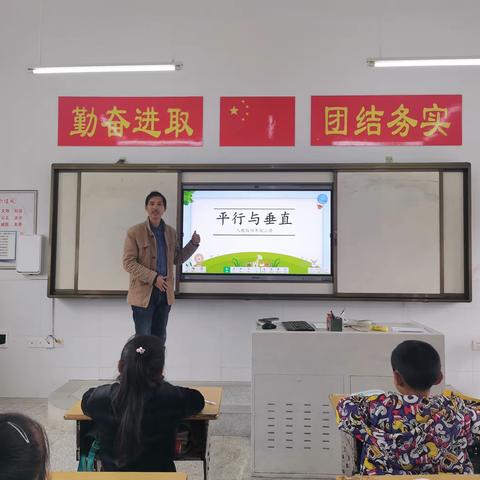 凝心聚力，专注教研——记建始县业州镇石桥湾小学11月教研活动