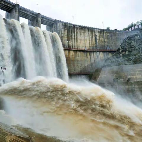 洞河水库水满泄洪