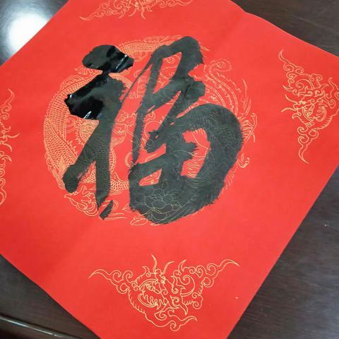 “笔墨飘香送春联”北二社区携手银典物业开展送对联活动