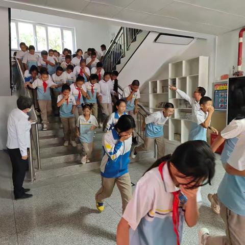 2025年秋季一三四团第一中学开展以“筑安全防线，守校园平安”主题的消防安全应急疏散演练