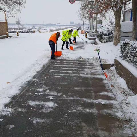 高陵公路管理段及时做好防滑保畅保证道路安全畅通