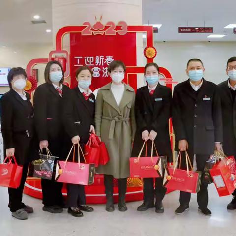 湖州分行工会主席俞婴红赴湖州分行营业部营业室开展春节送温暖活动