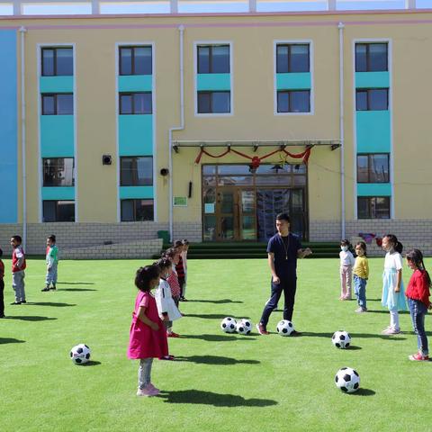 蓝天幼儿园本学期校园足球活动于今天上午拉开了帷幕……