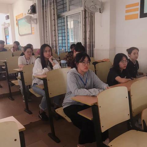 海口市琼山区云龙镇中心小学组织全体教师观看学习贯彻党的十九届五中全会精神中央宣讲团报告会视频