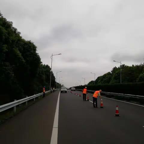 维护路灯我们积极行动 点亮全城喜迎双节