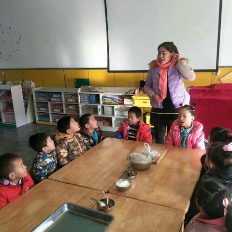 我国北方历来有包饺子的习俗，为了让孩子们能够在冬至节过得更有意义，我们大三班组织了包饺子活动