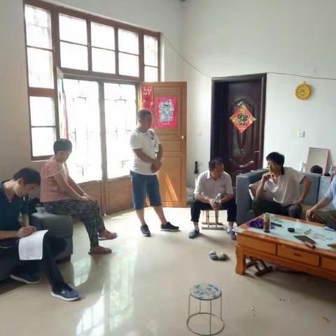 和村民亲亲热热唠家常，入户实实在在访民情，受到了群众的广泛欢迎和好评。