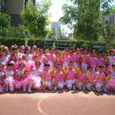 银滩路小学一五班创建文明城市，小手拉大手及六一儿童节童谣表演 👑👑金色童年，快乐的节日！🎈🎈