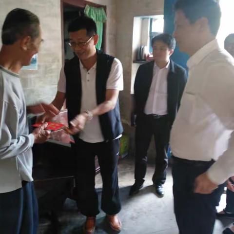 王振羽副市长和镇党委林斌书记春节前走访慰问老党员