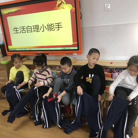 生活小能人—区直二幼大一班趣味穿衣活动