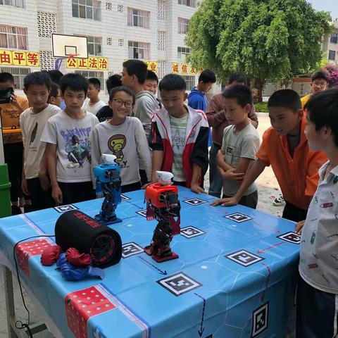 “科普大篷车”进校园 带学生感受科技魅力