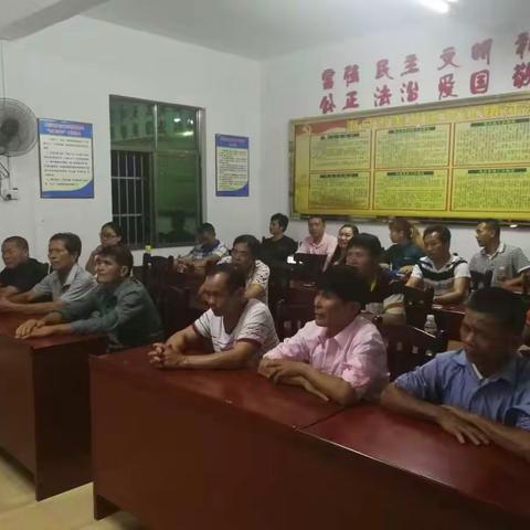 美兰区扶贫办深入三江镇与贫困户一同收看第84期脱贫攻坚电视夜校