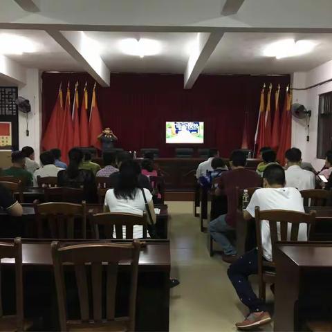 美兰区扶贫办深入三江镇与贫困户一同收看第89期脱贫致富电视夜校