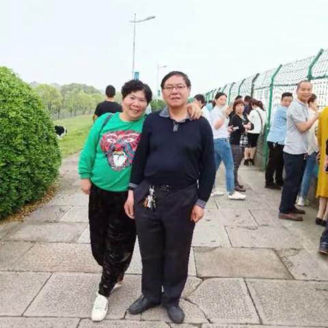 战友到海宁观潮