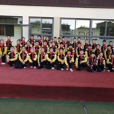 消防安全大于天——济南市七里山小学四年级一班升旗仪式