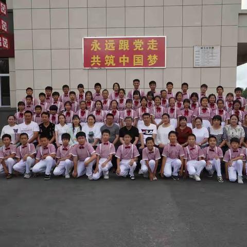 六年一班是一个团结、互助、友爱的大家庭