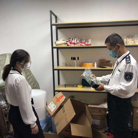 科所联动，再赴美妆市场开展突击检查执法行动